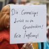 Eine Frau hält bei einer Demonstration in Stralsund ein Schild mit dem Schriftzug «Die Coronalüge! Zurück zu den Grundrechten! Kein Impfzwang!» hoch.