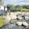 Die neue Fischtreppe am Günzkraftwerk Waldstetten begutachten (von links) LEW-Sprecher Richard Agerer, BEW-Geschäftsführer Peter Strobel, Werkmeister Rudolf Scheer und Wasserbauingenieur Florian Kleinschroth. 