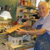 Walter Kostenbader ist derzeit mit dem Bau eines neuen Krippenstalles in seiner Kellerwerkstatt beschäftigt. 