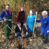 Sichtlich erfreut zeigt sich die Pflanzerschar des Heimatvereins Krumbach bei den Arbeiten im Laubgang (von links): Manfred Pfeiffer, Beate Wohllaib-Hamp, Bernd Auer, Herbert Auer, (unten:) Willi Fischer. (Nicht auf dem Bild sind Hans Wohllaib und Hansjörg Pfeiffer).