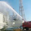 Mit einem Wasserwerfer spritzen Hilfskräfte Wasser in einen Reaktorraum des Atomkraftwerkes von Fukushima im Nordosten Japans.
