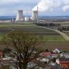 Die Kühltürme von Gundremmingen überragen die Landschaft. 