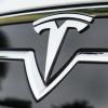 Das Logo des Elektroautobauers Tesla auf einem Model S.