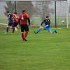 Die Niederlage hätte durchaus auch noch höher ausfallen können. Hier rettet der Pfosten für SG-Keeper Jonas Steck (blaues Trikot).
