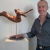 Der Künstler Bernhard Schmid mit dem „Seelenvogel“ – geschaffen aus einem Kirschbaum aus Kloster Holzen. 
