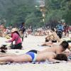 Tropisches Reiseziel: Touristen am Strand von Patong Beach auf der thailändischen Urlaubsinsel Phuket.