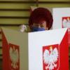 Mit Mundschutz, aber frisch toupiert: Eine Wählerin bei der Stimmabgabe in  Rybnik. Polen entscheidet in einer Stichwahl über den Präsidenten.