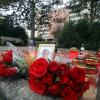 Viele Menschen legten Blumen und andere Erinnerungsstücke an der Haltestelle Uhlandstraße in Pfersee ab, nachdem Stefan. D. dort zu Tode kam. Nun ist das Urteil im Mordprozess gefallen.