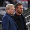 Münchens Trainer Julian Nagelsmann und Vorstandsmitglied Oliver Kahn (links) im Gespräch.