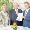 Von links: Bellenbergs Bürgermeisterin Simone Vogt-Keller und Gewerbedirektor Harald Pfänder gratulierten Geschäftsführer Gerold Trommelschläger zum Ohris-Zertifikat.  