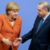 Bei ihrer Türkei-Reise soll Merkel klar für Meinungsfreiheit eintreten, fordert die Opposition. Die Kanzlerin war für ihre Entscheidung im Fall Böhmermann scharf kritisiert worden.