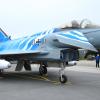 Weiß-blau. Der zum 60. Geburtstag des Taktischen Luftwaffengeschwaders 74 sonderfolierte Eurofighter zeigt die Farben Bayerns und des Geschwaders. Der bayerische Tiger wird am 5. Mai bei den Vorbeiflügen an Neuburg dabei sein. 	 	