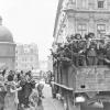 Bewohner der westukrainischen Stadt Lemberg (Lviv) jubeln 1941 deutschen Soldaten zu. Doch das Erwachen war umso schlimmer. 