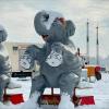 Am Montag lag auf dem Rüssel des Elefanten noch eine zentimeterdicke Schneeschicht. Der Aufbau des Ulmer Weihnachtscircus in der Friedrichsau ist gestartet.
