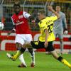 Dortmunds Sven Bender (l) kommt vor Arsenals Alex Song an den Ball. dpa