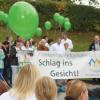 Mit grünen Luftballons und Plakaten protestierten Mitarbeiter des Aichacher Krankenhauses gestern gegen die Reformen.