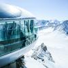 Das Café auf dem Pitztaler Gletscher liegt in 3440 Metern Höhe und bietet einen großartigen Rundumblick von der Aussichtsplattform. Hoch kommt man mit dem Lift oder zu Fuß.