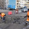 Arbeiter beseitigen die Folgen eines russischen Drohnenangriffs in Charkiw.