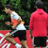 Unter den Augen des Bundestrainers trainiert Mario Gomez für das Spiel gegen Österreich. dpa