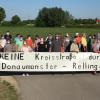 „Keine Kreisstraße durch Donaumünster - Rettingen“, so die Forderung der betroffenen Bürger auf einem großen Banner in Rahmen einer Ortsbegehung.  	
