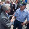 Bundespräsident Joachim Gauck in Deggendorf (Bayern) mit einem Helfer vom Technischen Hilfswerk (THW). 