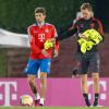 Der damalige Bayern-Trainer Julian Nagelsmann (r) reicht Thomas Müller ein Leibchen. Nagelsmann ist neuer Fußball-Bundestrainer.