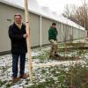 Jakob Schweyer (links), Vorsitzender des TC Augsburg, freut sich über die neuen Bäu
me, die auf dem Vereinsgelände von Mitarbeitern einer Baumschule gepflanzt werden. 