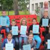 Die neuen Streitschlichter der Ulrich-von-Thürheim-Grundschule erhielten ihre Urkunden. Unser Bild zeigt von links: Emma Hofer, Noah Hartl, Antonia Keindl, Felix Widmann, Sina Hillenbrand, Sabina Buchwald, Raphael Pappritz, Florian Bantel, Sara Rauch und Elena Bürger mit Klassenleiterin Susan Crawley und Rektor Michael Bachmaier.