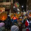 Fasnachtscliquen mit Laternen ziehen durch die Straßen am Morgestraich in Basel.