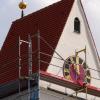 Die Turmuhr der Pfarrkirche in Holzheim soll im Rahmen der Sanierung auf eine Funksteuerung umgerüstet werden.  	