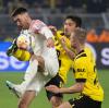 Dortmunds Mats Hummels, Julian Ryerson und Dion Beljo vom FCA kämpfen um den Ball.