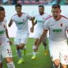 Solche Szenen haben Fans in dieser Saison noch nicht oft gesehen: Die Spieler des FC Augsburg jubeln über ein Tor. Doch wieso hakt es noch in der Offensive des FCA?