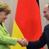 Diese Blicke sind nicht von vorbehaltlosem Zutrauen geprägt: Kanzlerin Angela Merkel und Russlands Präsident Wladimir Putin trafen sich gestern in Sotschi am Schwarzen Meer. 	 	