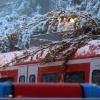 Im Süden Bayerns sorgt der Wintereinbruch für Verkehrsbehinderungen.