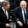 Bundespräsident Christian Wulff führt den sichtlich angeschlagenen Marcel Reich-Ranicki in den Bundestag. Foto: Sebastian Kahnert dpa