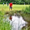 Wasser gibt es auf dem Gelände des Golfclubs Ulm in Illerrieden reichlich. Greenkeeper Thomas Ströbele (Bildmitte) achtet auf einen sorgsamen Umgang mit den natürlichen Ressourcen.