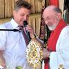 Bürgermeister Johann Gebele gratulierte dem beliebten Geistlichen und überreichte ein Flascherl „Laugnawasser“.