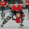 Drew LeBlanc wird auch in den nächsten zwei Jahren mit seiner Tochter Sofina im Curt-Frenzel-Stadion jubeln. 	
