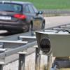 Geschwindigkeitskontrolle der Verkehrspolizei auf der B25 bei Donauwörth. Bei dem Radargerät handelt es sich um einen sogenannten Einseitensensor.