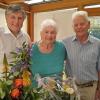 Bürgermeister Bernd Müller (links) gratuliert Elfriede und Johann Büchele zur Diamantenen Hochzeit. 