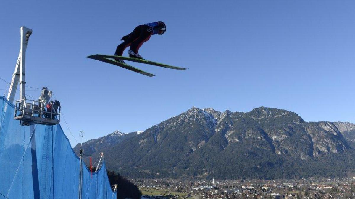 Live im TV und Neujahrsspringen in GarmischPartenkirchen