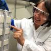 Die Leiterin der Jena Microbial Resource Collection JMRC, Kerstin Voigt, erläutert die Aufbewahrung von Schimmelpilzen und Bakterien in Tiefkühlcontainern. 