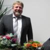 Bürgermeister Richard Brandner bedankte sich mit Blumen bei Nadine Wurzer (links) und Centa Plöckl für ihr Engagement im Asylkreis. 
