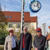 Sie zeigt künftig die Zeit in der Edmund-Zimmermann-Straße: Manfred Göttner, Peter Schoblocher und Eduard Kastner bei der neuen Bahnhofsuhr im Bauerngarten des Heimatmuseums.