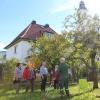 Beim Spaziergang der Generationen konnten die Teilnehmer im Vöhringer Naschgarten unter anderem etwas über Gartenbau lernen. Nebenbei standen Anton Bidell (im Bild, blaues Hemd) und Edmund Klingler für Anliegen der Seniorinnen und Senioren bereit.