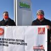 Gewerkschafter und Betriebsratsmitglieder – darunter Bernd Schneid (Mitte) – machten am Montag vor dem Valeo-Werkstor in Wemding auf den drohenden Stellenabbau aufmerksam.  	