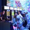 Besucher der Spielemesse Gamescom in Köln probieren neue Computerspiele direkt vor Ort aus.