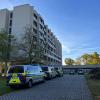 Polizeiautos stehen vor einer Schule in Regensburg.