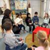 Redakteurin Eva Weizenegger las den Kindern der ersten und zweiten Jahrgangsstufe in der Grundschule Ambérieustraße eine spannende Geschichte vom Räuber Hotzenplotz vor.
