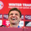 Thomas Müller nimmt an einer Pressekonferenz des FC Bayern München teil.